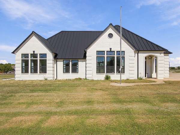 5 Acres of Land with Home for Lease in Van Alstyne, Texas