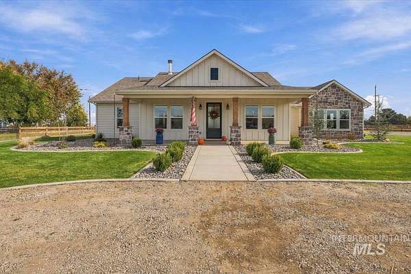 2.16 Acres of Land with Home for Sale in New Plymouth, Idaho