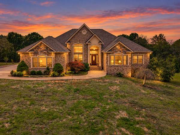 10.1 Acres of Land with Home for Sale in Wartrace, Tennessee