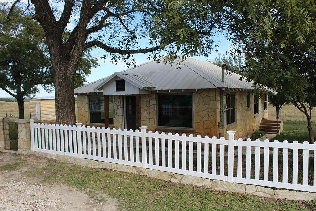 1.5 Acres of Land with Home for Lease in Comfort, Texas