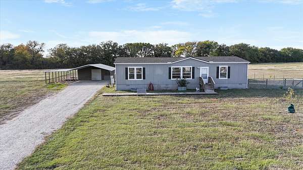 4.78 Acres of Land with Home for Sale in Trenton, Texas
