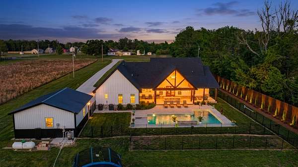 5.13 Acres of Land with Home for Sale in Bethpage, Tennessee