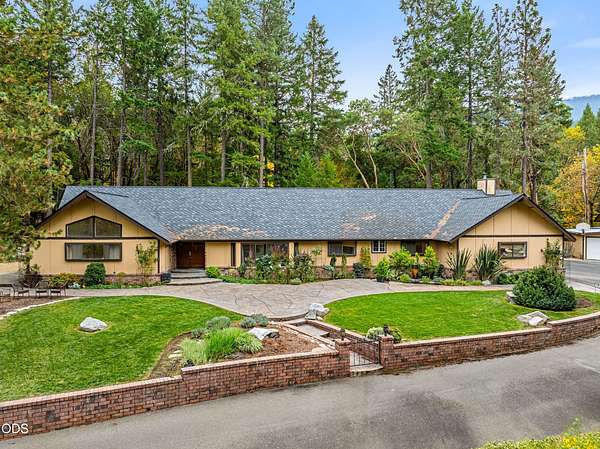 5.19 Acres of Land with Home for Sale in Grants Pass, Oregon