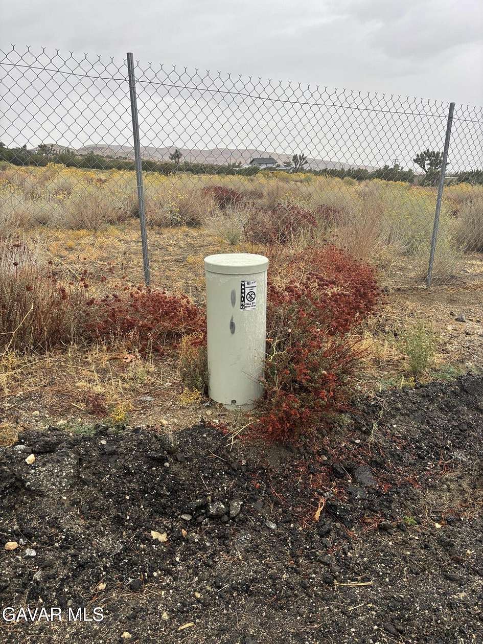 4.82 Acres of Residential Land for Sale in Juniper Hills, California