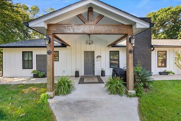 18.3 Acres of Land with Home for Sale in Corsicana, Texas