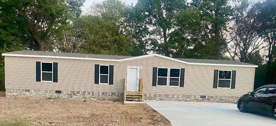 1.5 Acres of Land with Home for Sale in Brighton, Tennessee