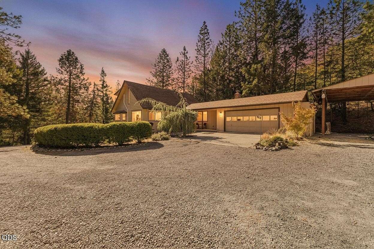2.63 Acres of Land with Home for Sale in Grants Pass, Oregon