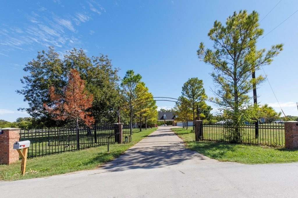 16 Acres of Land with Home for Sale in Kaufman, Texas