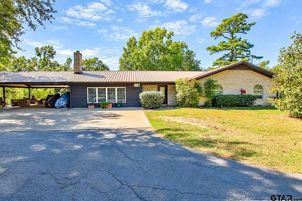 12.7 Acres of Land with Home for Sale in Jacksonville, Texas