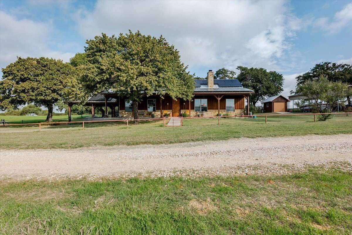 28.8 Acres of Land with Home for Sale in Boyd, Texas