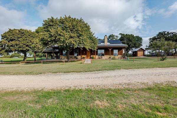 28.8 Acres of Land with Home for Sale in Boyd, Texas