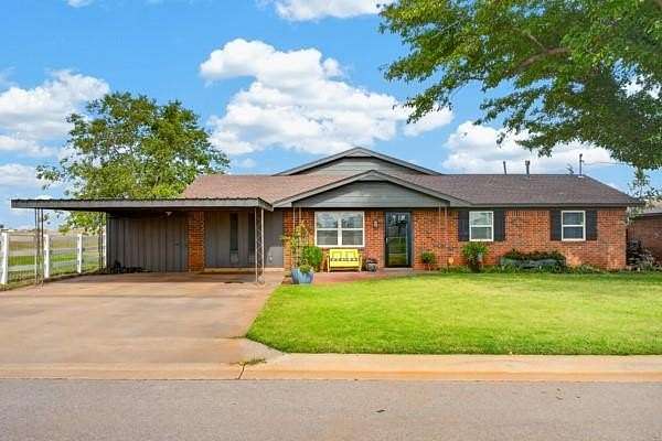 1.72 Acres of Land with Home for Sale in Sayre, Oklahoma