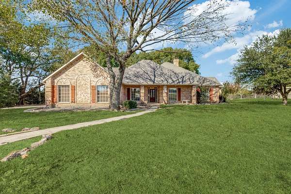 2.45 Acres of Land with Home for Lease in Blue Ridge, Texas