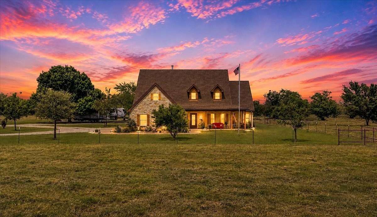 20 Acres of Land with Home for Sale in Corsicana, Texas