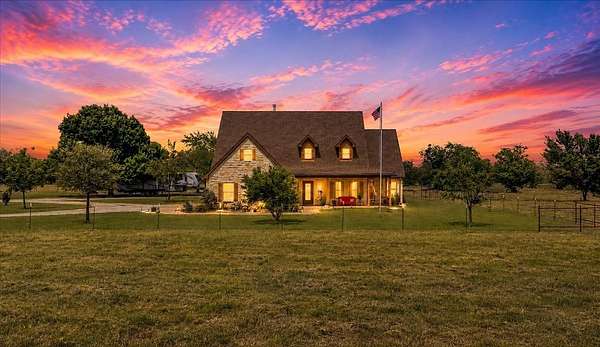20 Acres of Land with Home for Sale in Corsicana, Texas