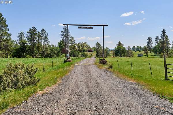 676 Acres of Land with Home for Sale in Wamic, Oregon