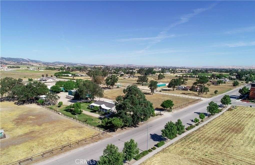 10.2 Acres of Land with Home for Sale in Paso Robles, California