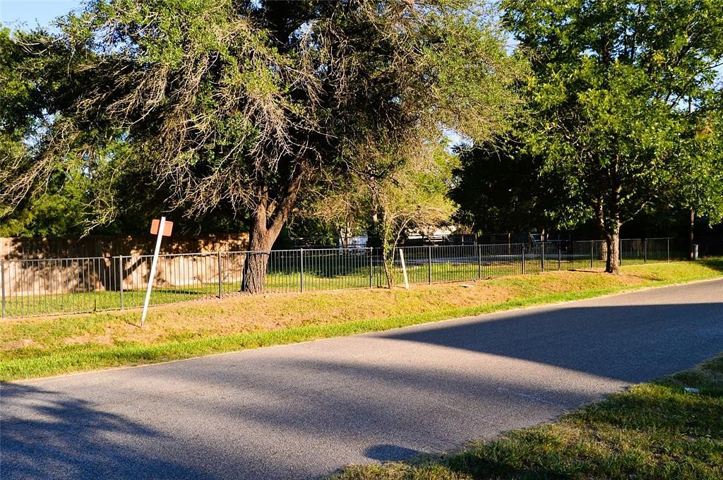1.3 Acres of Residential Land for Sale in Edgewood, Texas