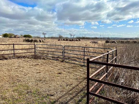 17.2 Acres of Recreational Land & Farm for Sale in Moody, Texas