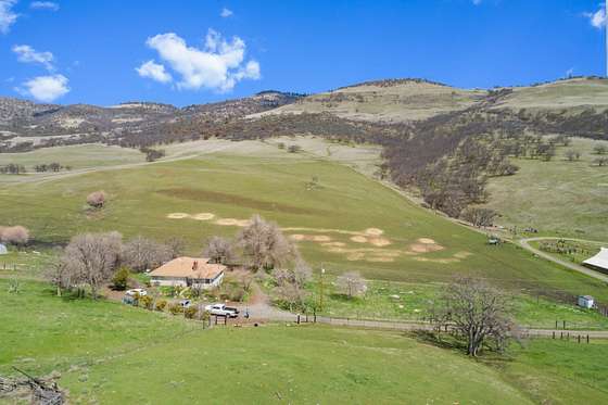 139.31 Acres of Agricultural Land with Home for Sale in Ashland, Oregon