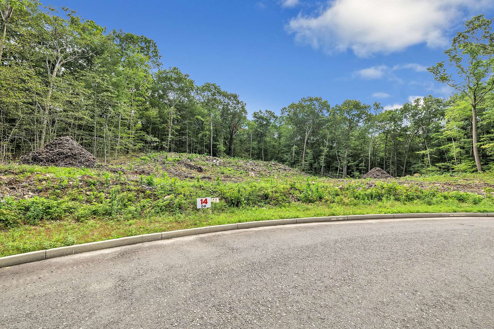 1.27 Acres of Residential Land for Sale in Middlebury, Connecticut