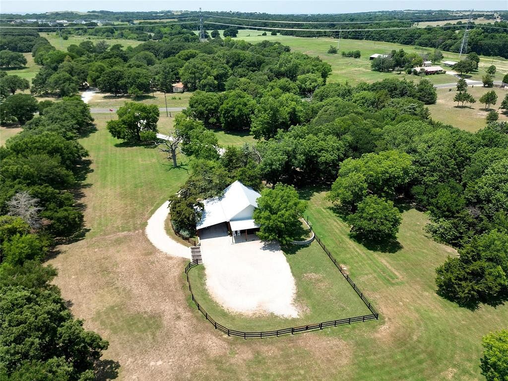 9 Acres of Residential Land with Home for Sale in Decatur, Texas