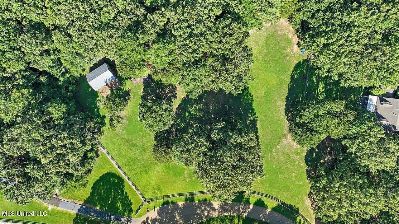 10 Acres of Residential Land with Home for Sale in Madison, Mississippi