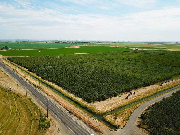 79 Acres of Improved Agricultural Land for Sale in Eltopia, Washington