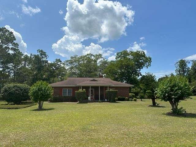 5 Acres of Residential Land with Home for Sale in Hazlehurst, Georgia