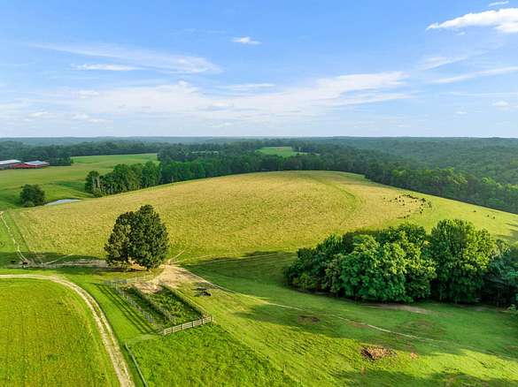 186 Acres of Land with Home for Sale in Lafayette, Tennessee