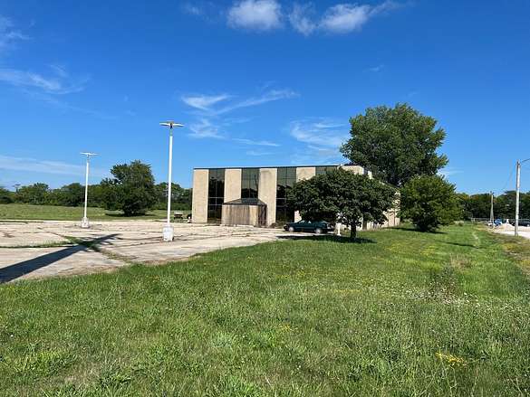 9.7 Acres of Improved Commercial Land for Sale in Ottawa, Illinois