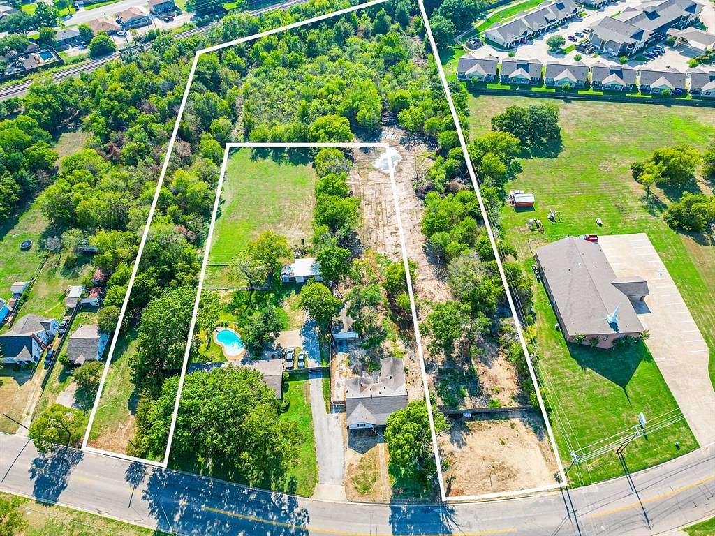 5 Acres of Mixed-Use Land for Sale in Corsicana, Texas