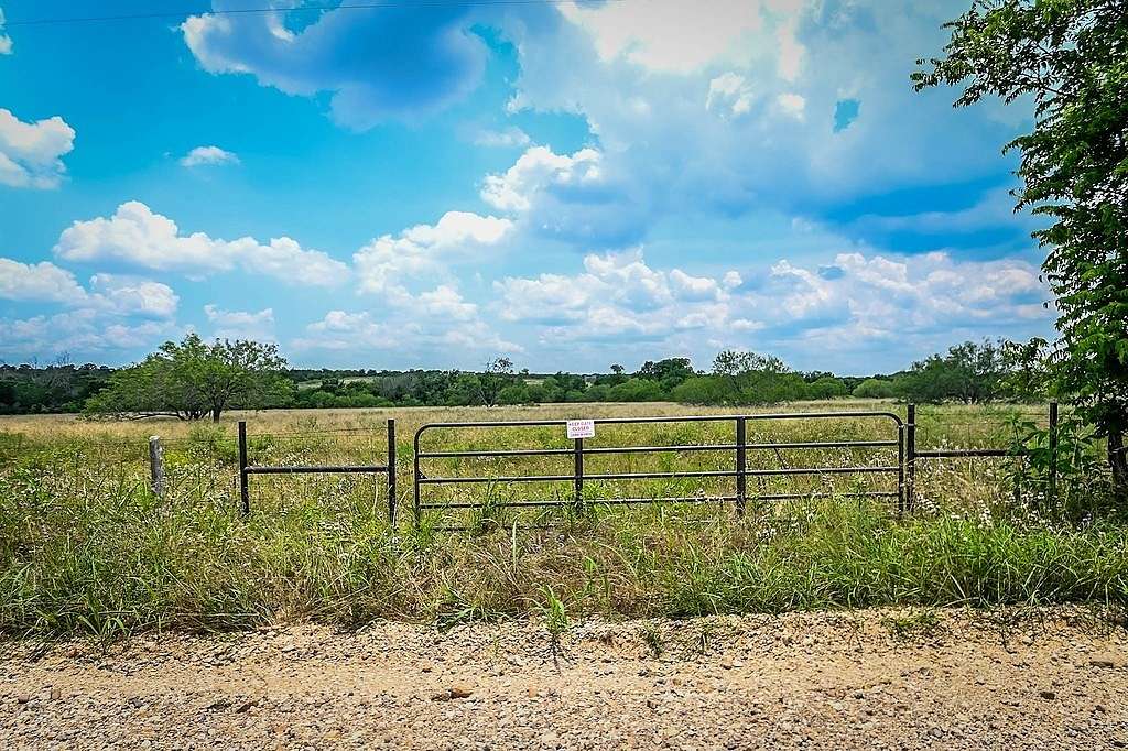 10.01 Acres of Land for Sale in Waelder, Texas