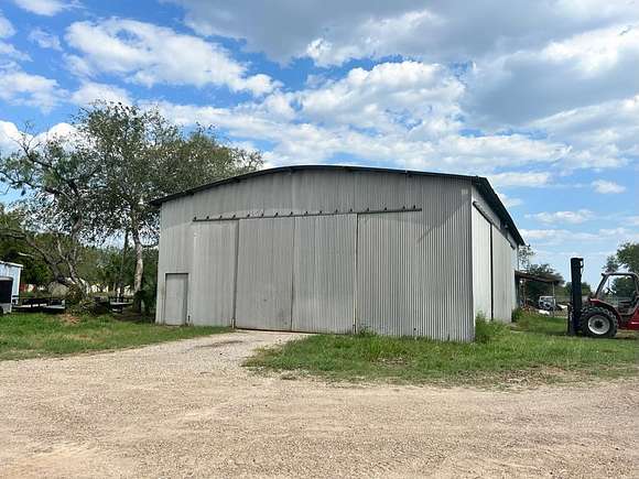2.6 Acres of Improved Commercial Land for Sale in Beeville, Texas