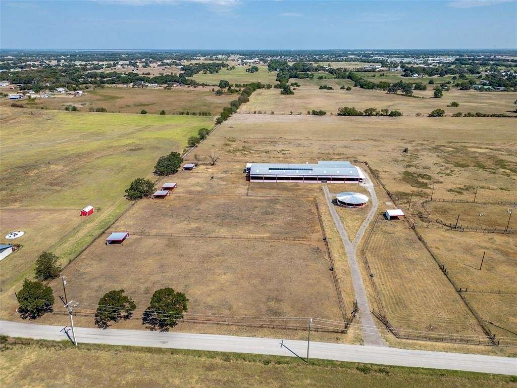 5.3 Acres of Land with Home for Sale in Cross Roads, Texas