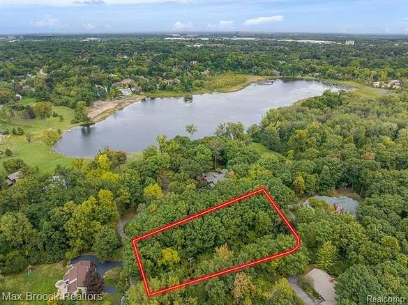 1.02 Acres of Residential Land for Sale in Bloomfield Hills, Michigan
