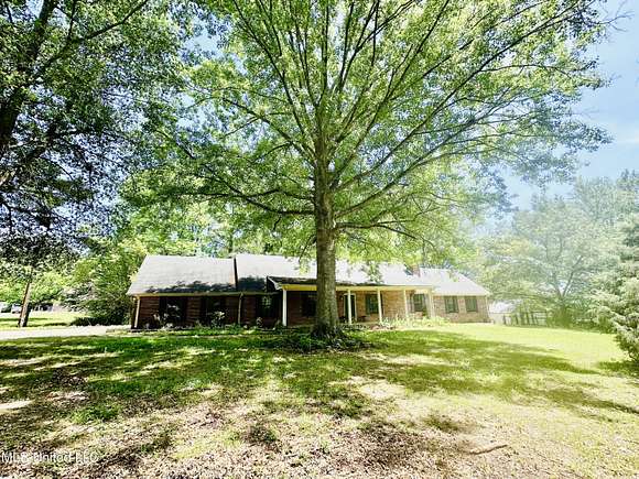 2.22 Acres of Residential Land with Home for Sale in Nesbit, Mississippi