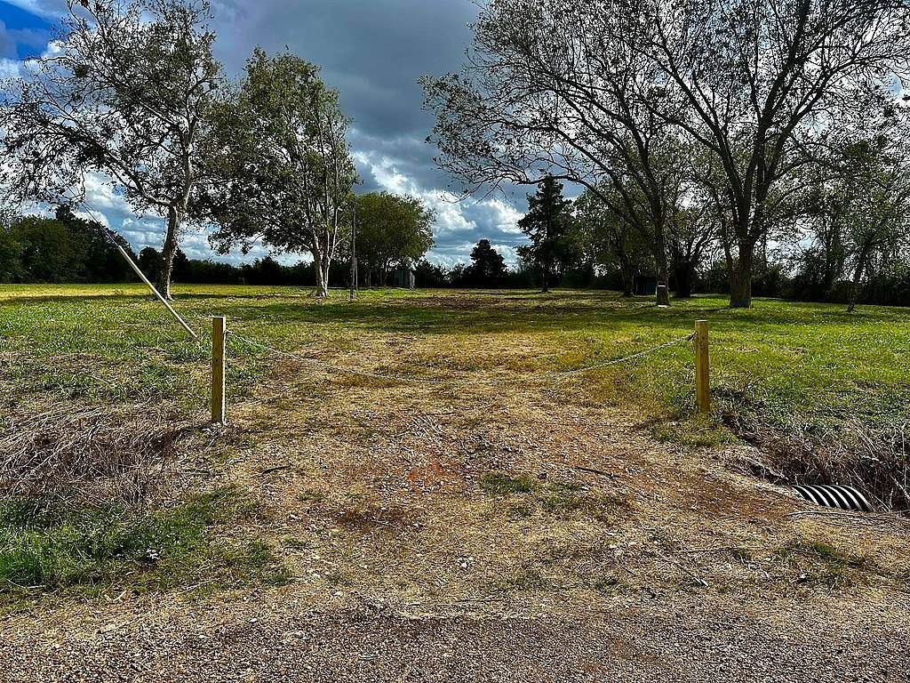 1 Acre of Land for Sale in Carmine, Texas