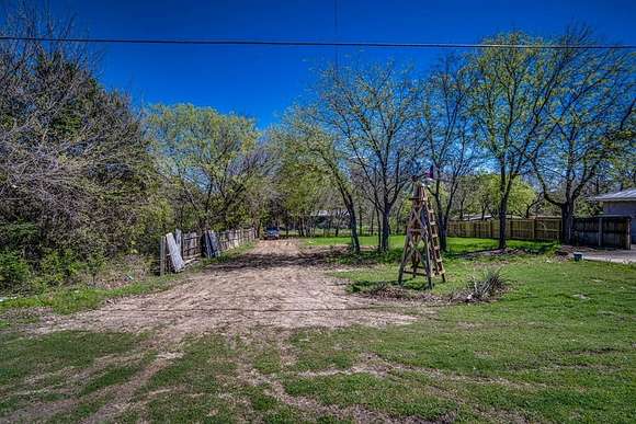 2.6 Acres of Improved Residential Land for Sale in Cedar Hill, Texas