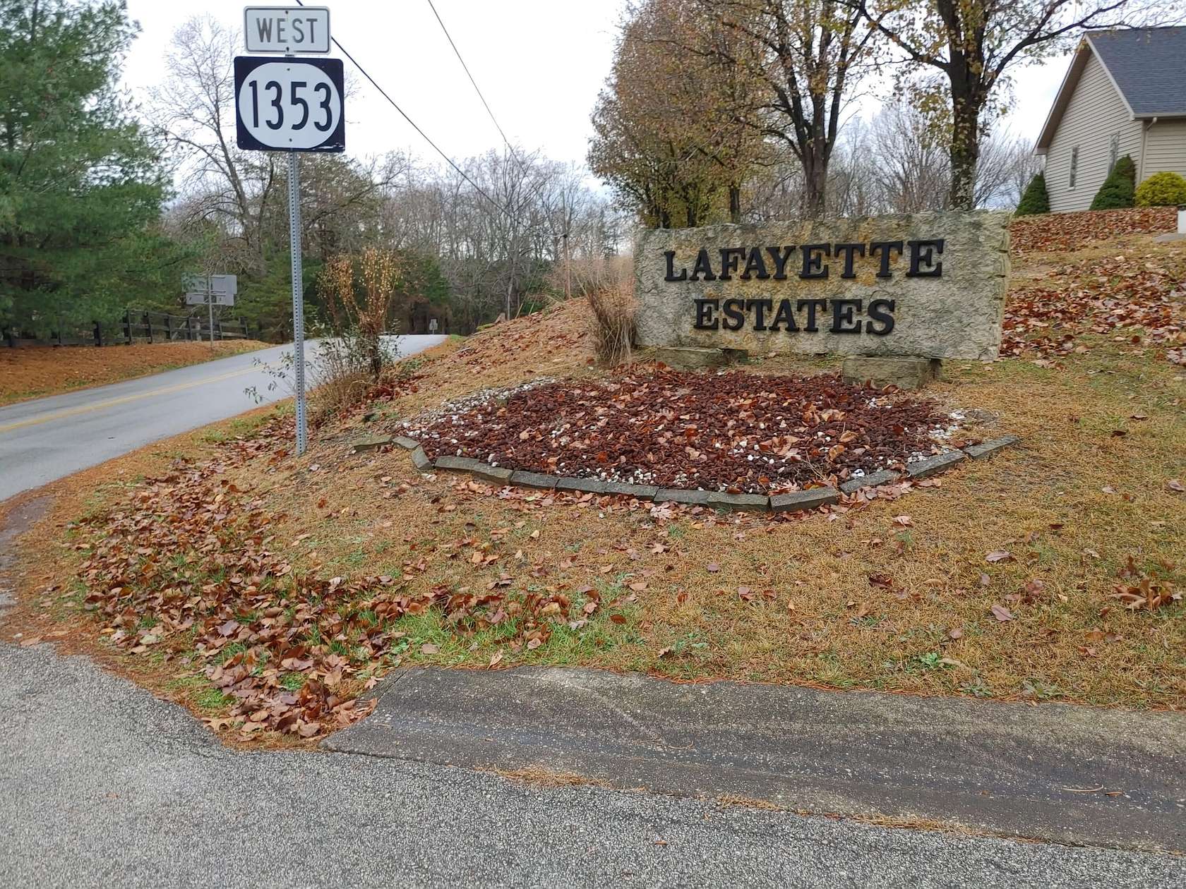 1 Acre of Residential Land for Sale in Irvine, Kentucky