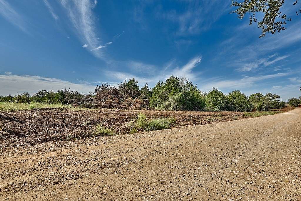 10.1 Acres of Land for Sale in Lexington, Texas