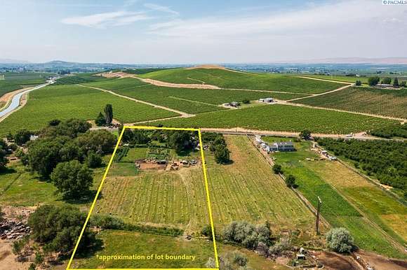 5 Acres of Residential Land with Home for Sale in Grandview, Washington