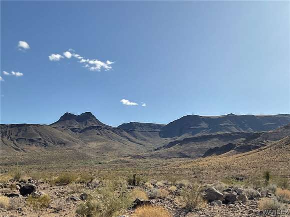 7.6 Acres of Land for Sale in Golden Valley, Arizona