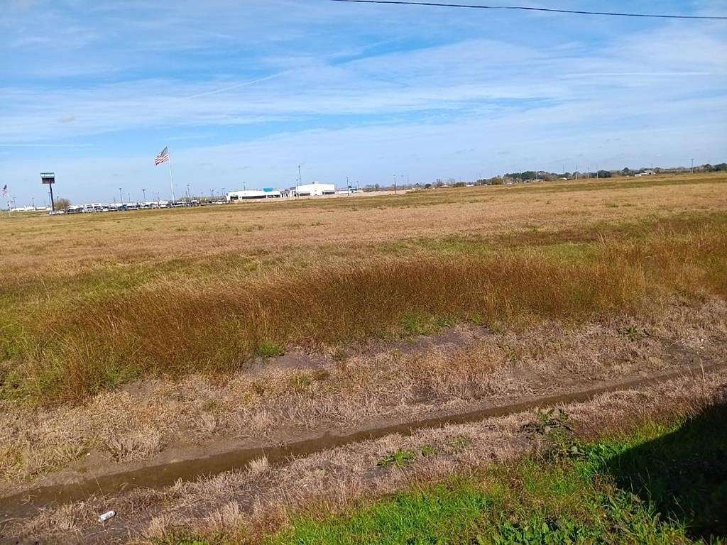 5 Acres of Improved Commercial Land for Sale in Angleton, Texas