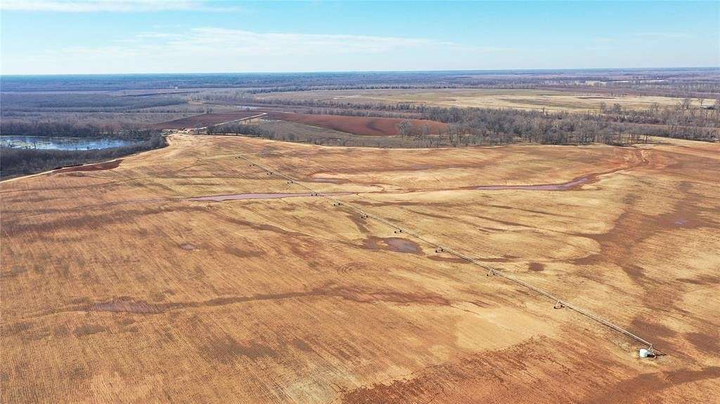 911.68 Acres of Agricultural Land for Sale in De Kalb, Texas