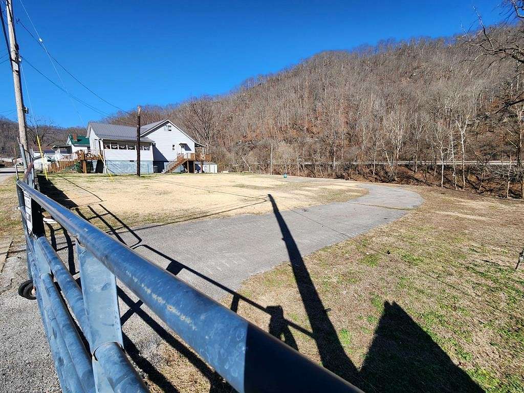 1 Acre of Residential Land for Sale in Freeburn, Kentucky