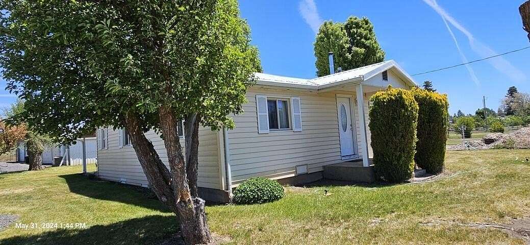 4.36 Acres of Residential Land with Home for Sale in Chiloquin, Oregon