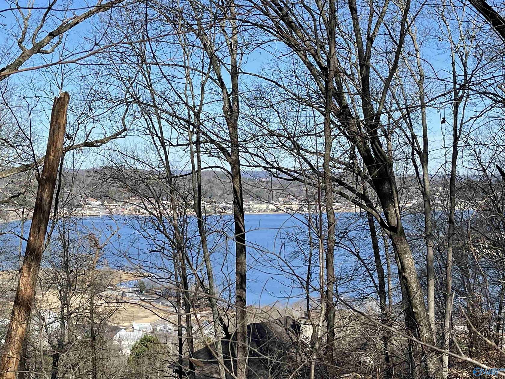 14 Acres of Land for Sale in Guntersville, Alabama