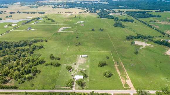 10 Acres of Land for Sale in Gainesville, Texas