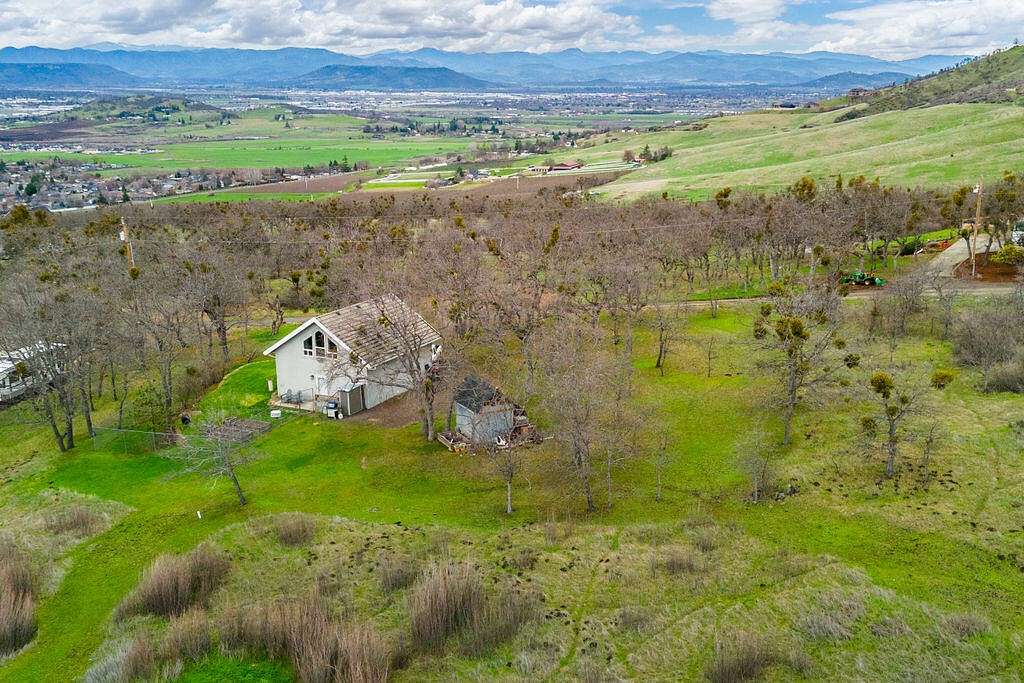7.6 Acres of Residential Land with Home for Sale in Medford, Oregon